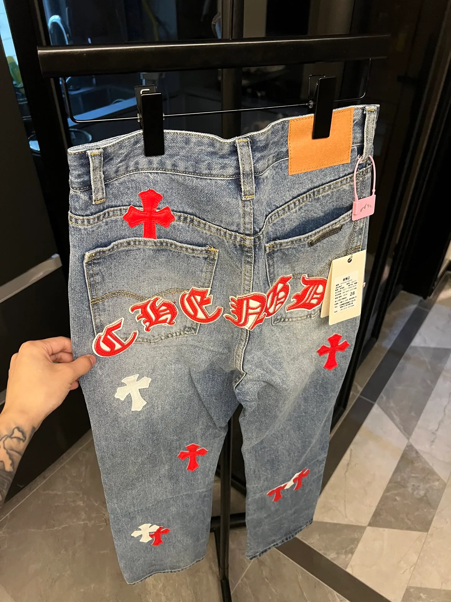 P260 [Next day] Chrome Hearts/Chrome Hearts 25FW CH Overseas Customized Limited Series Sanskrit Cross Patch Leather Jeans (Blue) Blue and Red Color Matching - Customized Limited Edition Trendy players, Chrome Hearts limited edition jeans are now available!  The unique color scheme is like the intertwining of vitality and romance of Hong Kong. The three-dimensional letters between the hips seem to tell the story of the city. The customized hardware, the three-dimensional and thick cross stamens, and the hand-cut leather washers make the details full of luxury.  Handcrafted and made of environmentally friendly materials, comfort and quality coexist. Owning it is not only an outfit, but also a status symbol. Globally limited edition, don’t miss it. Look for the exact version.  Size: 28 30 32 34 (corresponding to s-xl) Detailed size can be found in Figure 9